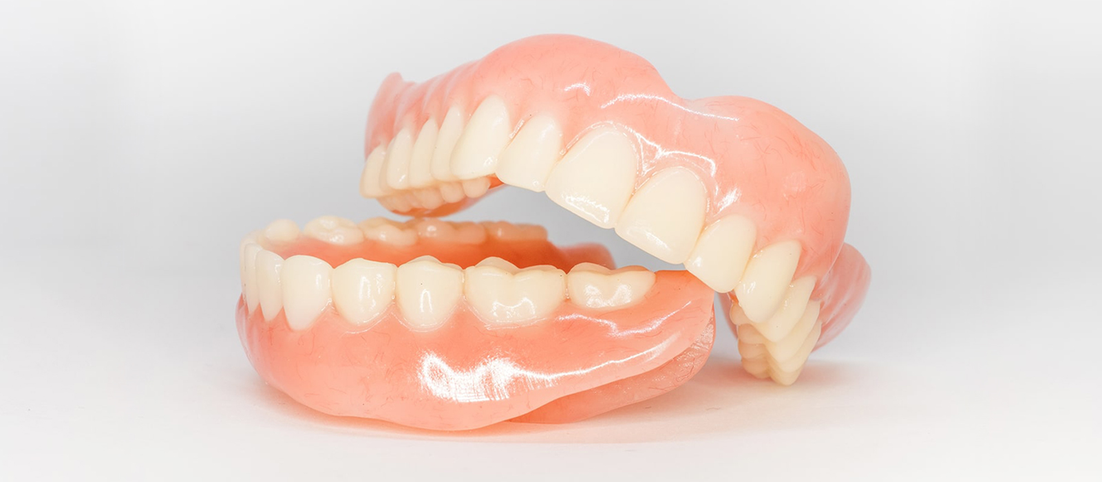 入れ歯とインプラントの違いについて